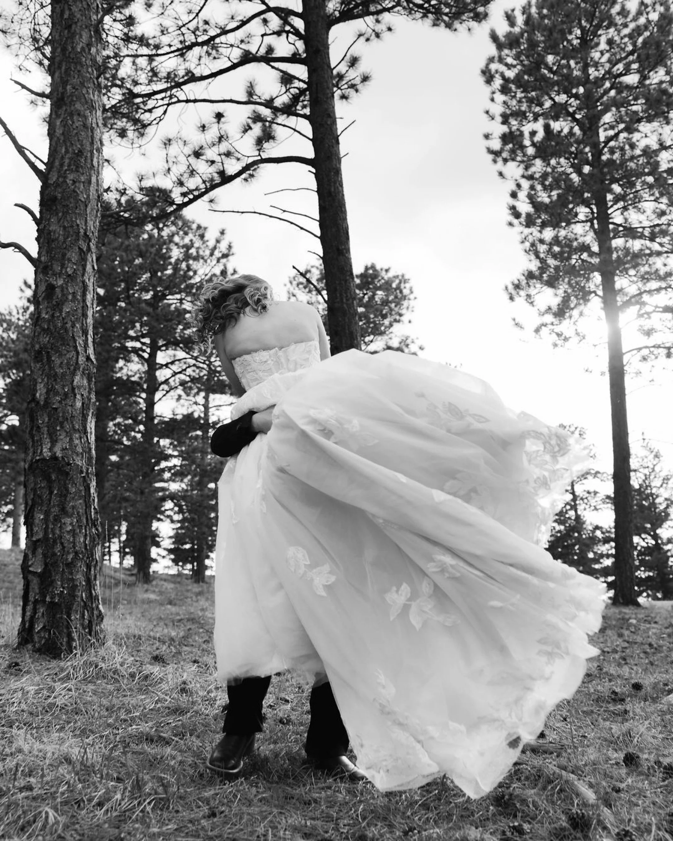 The cutest elopement session last week with @skylarxmadisen &amp; Isaiah! Congrats to this cutie couple. Thank you for having me photograph this special moment for you both! 
.
.
.
#coloradoelopement #elopementphotography #elopementweddingphotographe
