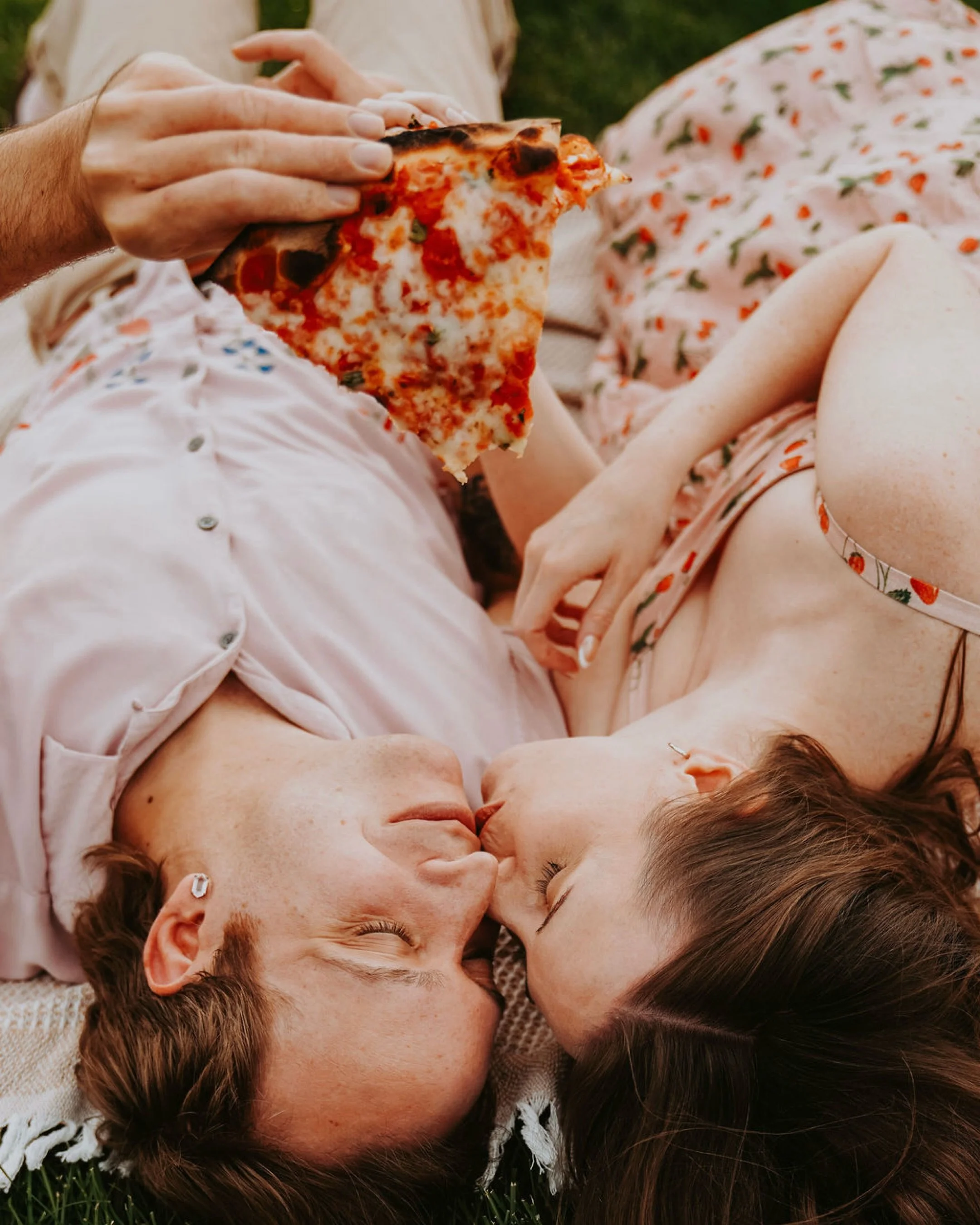 The perfect pizza in the park picnic date for these two! I love incorporating elements from a couples story. k+M had their first date at a pizza shop and presented me with this fun concept for their engagement photos. Loving how much fun this one was