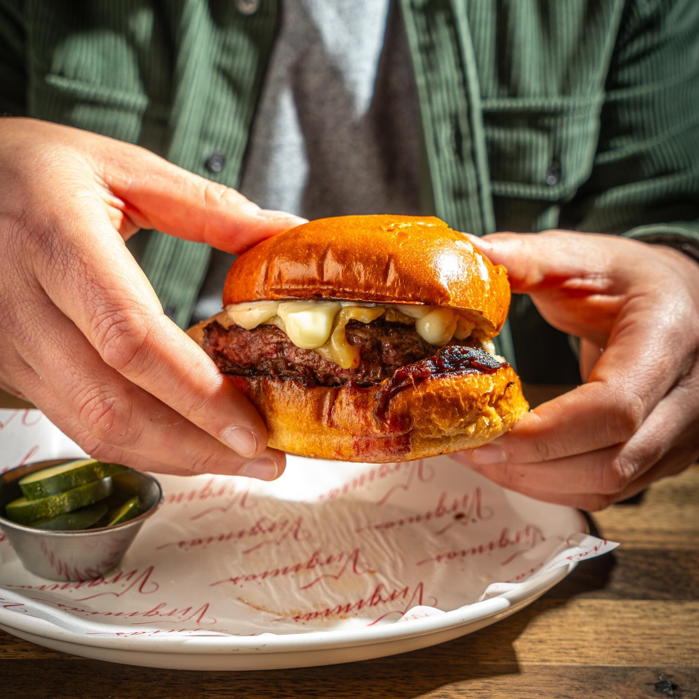 Virginia&rsquo;s burger 🍔 Cabot cheddar, onion marmalade, marrow aioli on a toasted brioche bun (GF bun also available! 😉) #virginiasnyc 

📸: @noahfecksisawesome