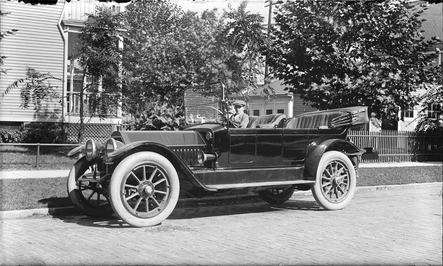  Possibly a Winton automobile License plate shows 1915 