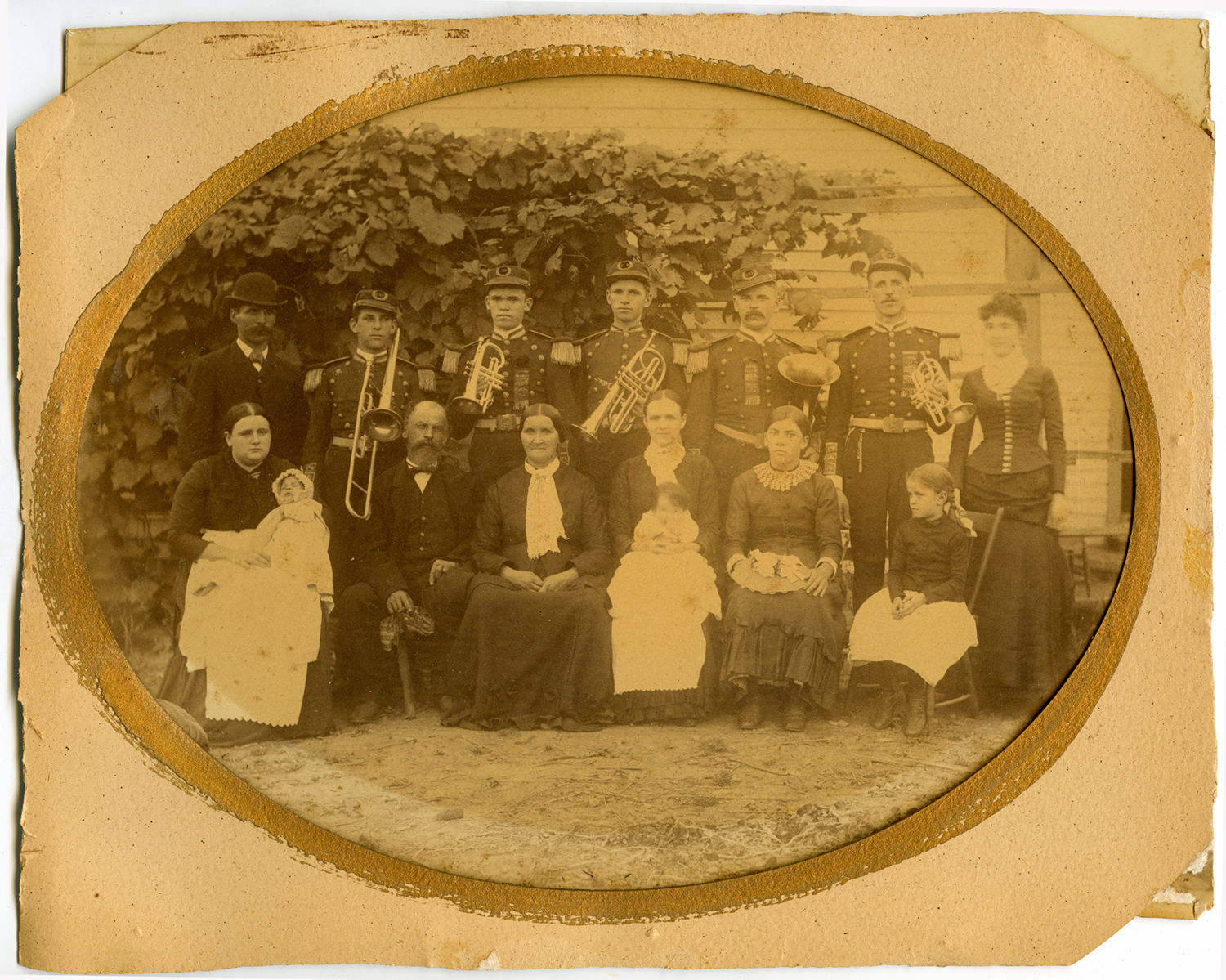 Back of photo has identification of all.