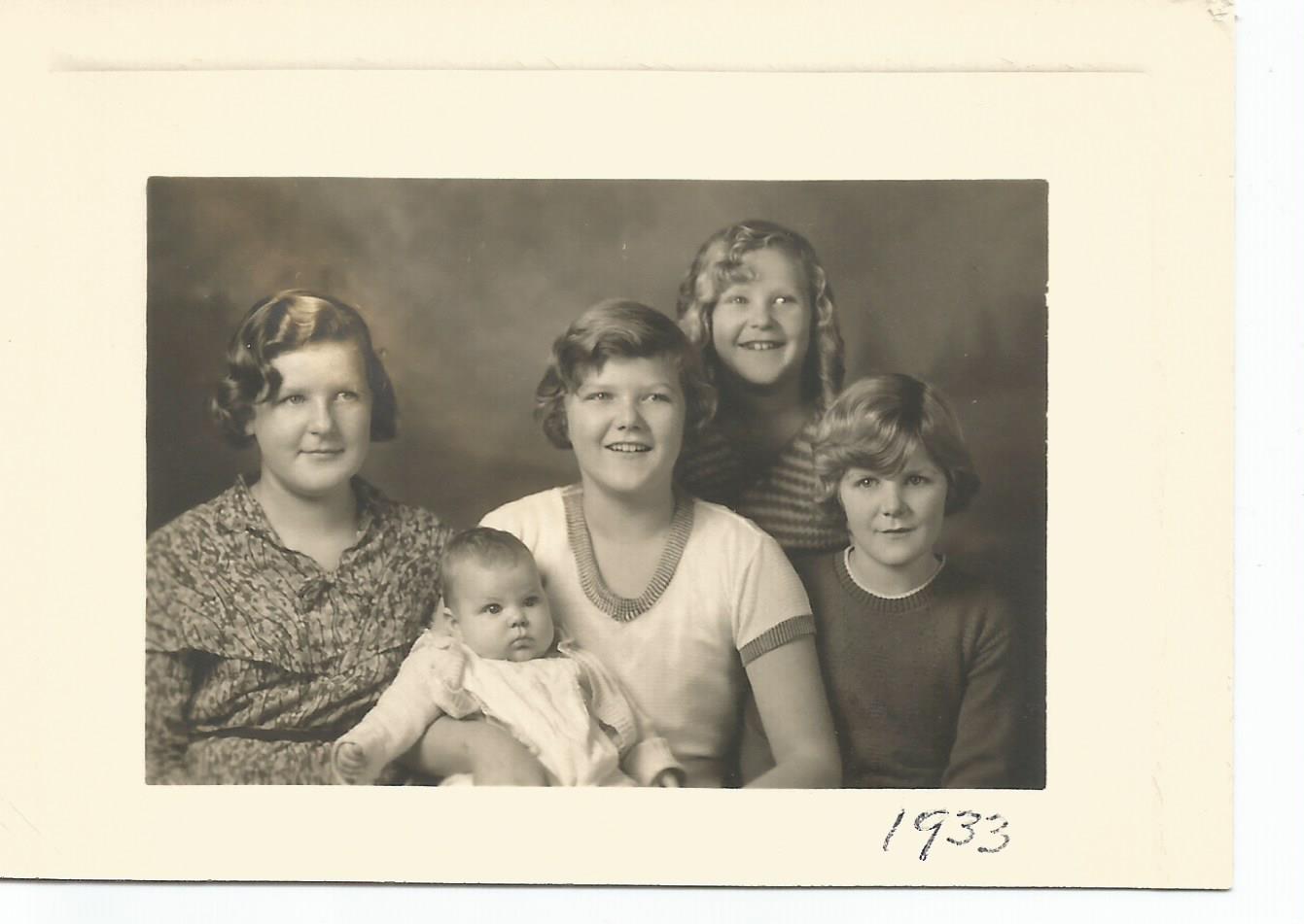 Fort girls 1933.jpg