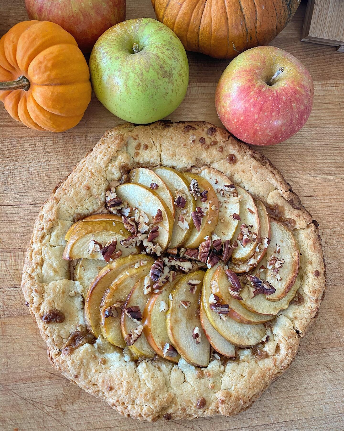Happy fall to all! 🍁We had to get in some celebratory baking featuring Ashmead&rsquo;s Kernel and Golden Russet plucked straight from the orchard. Who else is ready for all the apple inspired desserts?! 😃🙋🏻&zwj;♀️🍎 

#itsfallyall #applegalette #