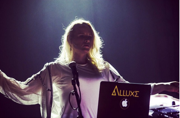 Alluxe performs on Miguel's Wildheart tour 2015