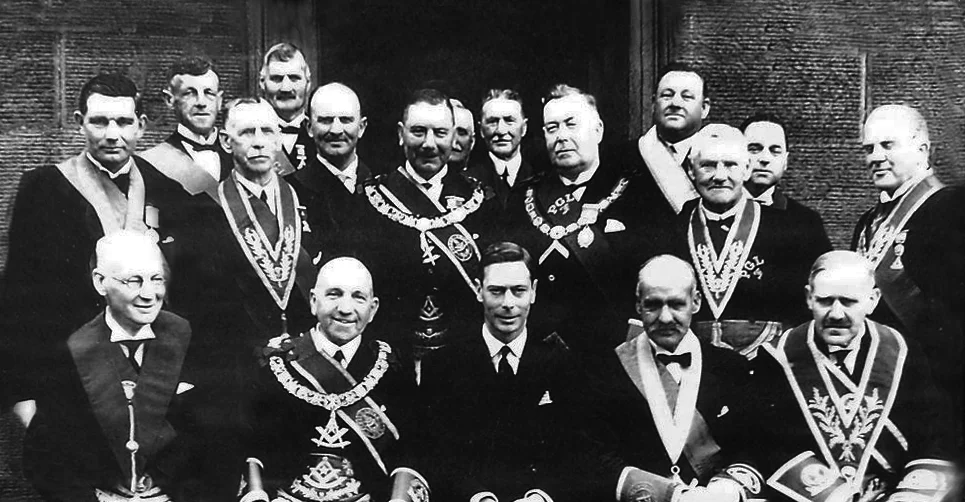 King_George_VI_with_Scottish_Freemasons.JPG