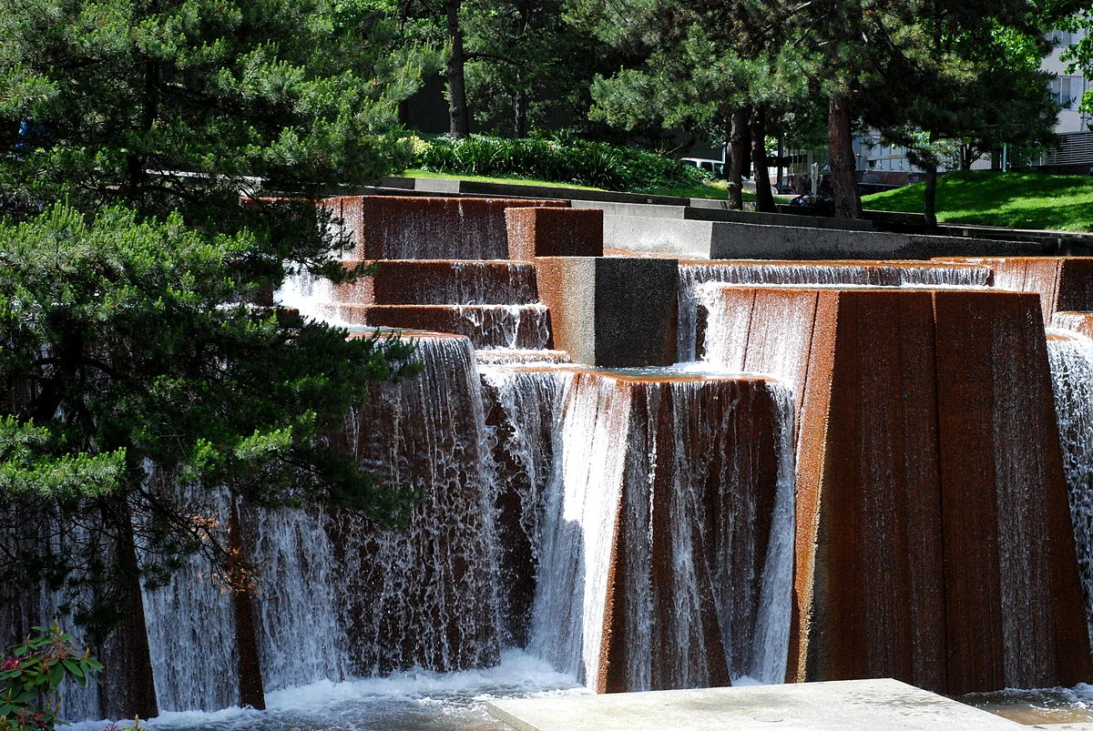 1200px-KellerFountainSummer2010.JPG