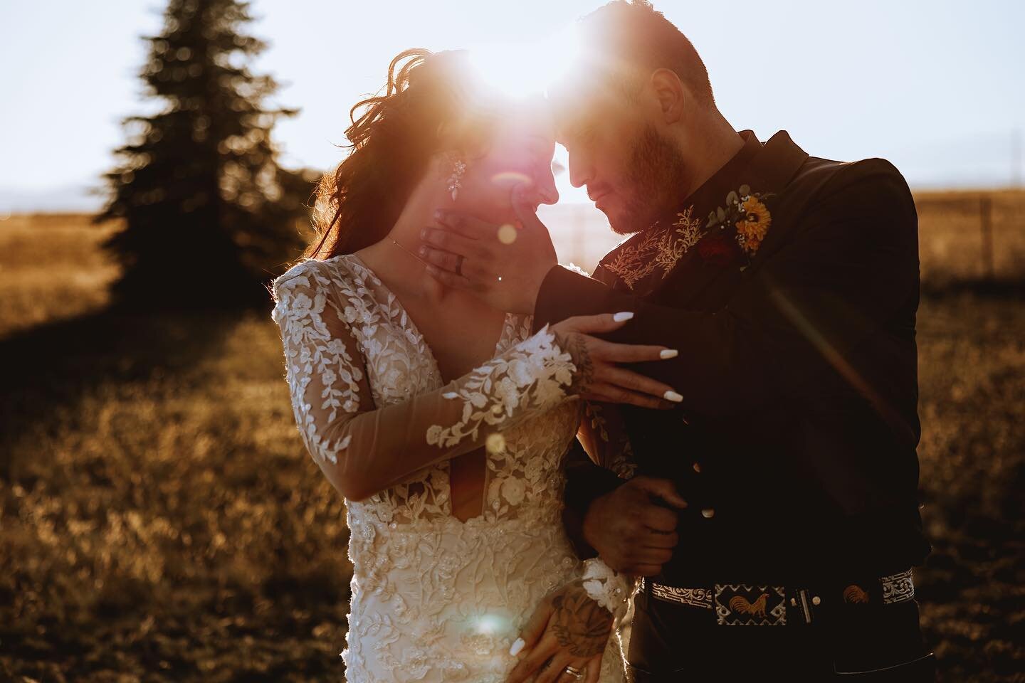 A title snapshot of this gorgeous day in Colorado 

⁣
.⁣
.⁣
.⁣
.⁣
.⁣
#altbride #alternativebride #alternativewedding #alternativeweddings #altwedding #bridal #bride #bridetobe #clusterring #creativewedding #customring #engagement #engagementring #fut