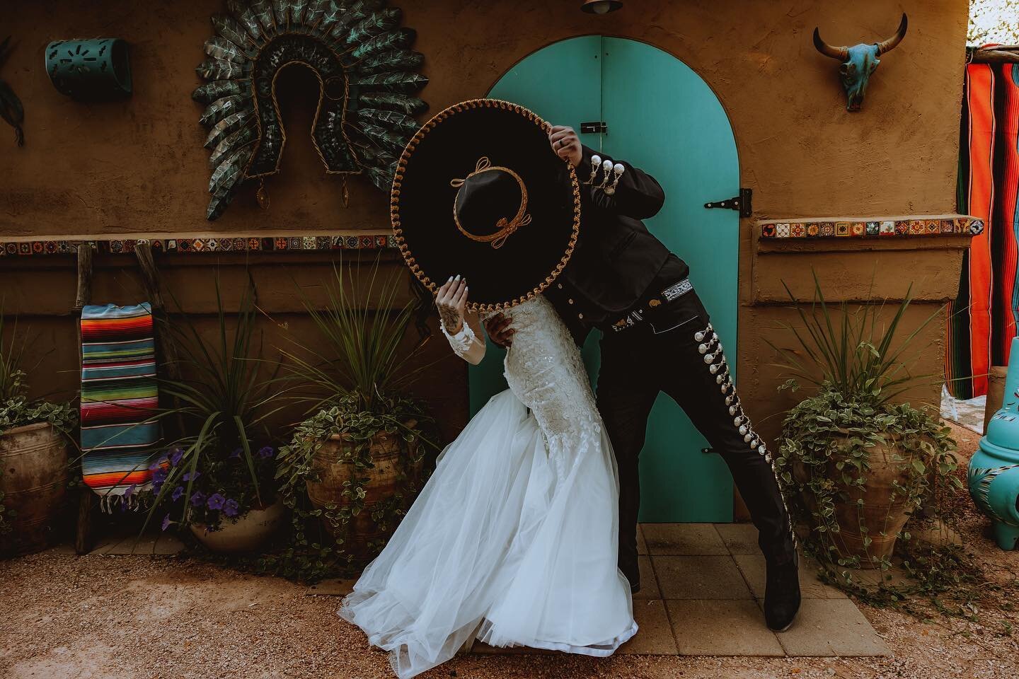 This was my first time at @casacoyotecolorado and I LOVED it! It was the perfect backdrop for this beautifully blended Mexican American wedding 

⁣
.⁣
.⁣
.⁣
.⁣
.⁣
#authenticlovemag #bride #californiaweddingphotographer #coloradobride #coloradophotogr