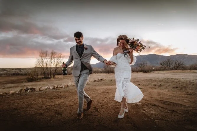 Who doesn&rsquo;t adore a stunning sunset and champagne pop?! Nature and those earthy tones stole the show at this wedding!

#sunsetwedding #cophotog #coloradophotographer