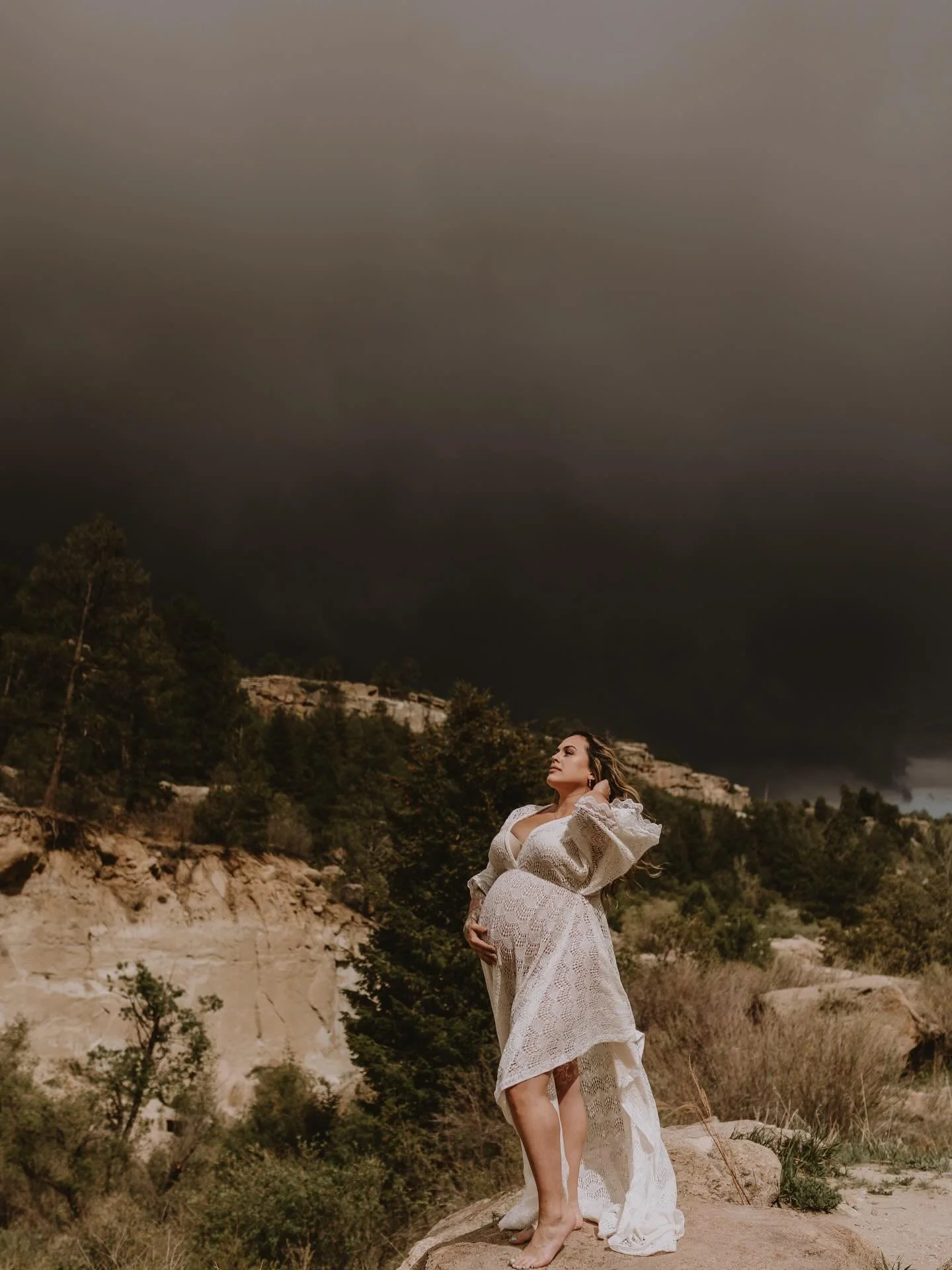 I don't often get to do maternity shoots, but I adore them 🖤. This one was extra special, with a dramatic thunderstorm brewing in the distance. Just as we began, the sun broke through, creating a stunning contrast that made for some magical moments.