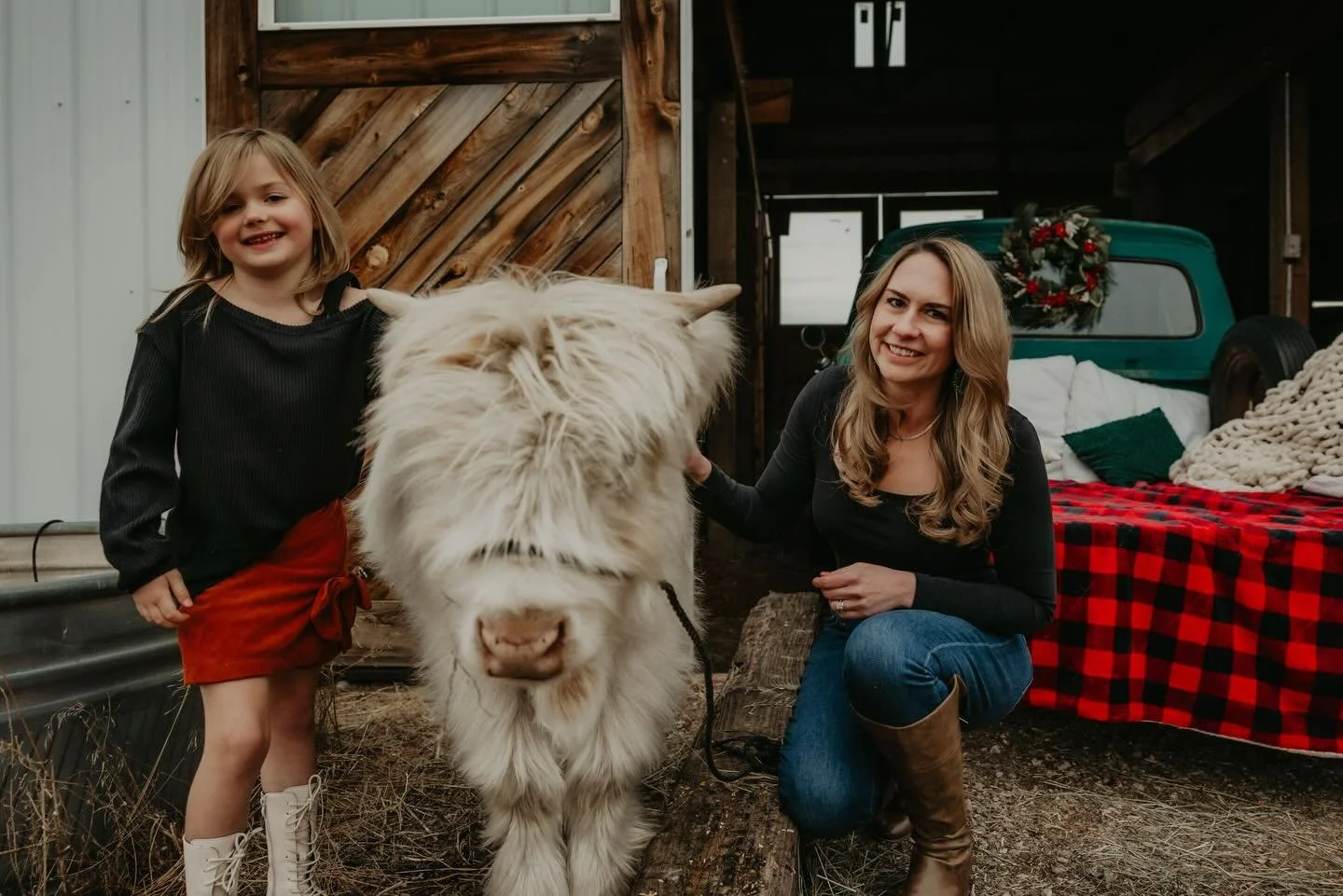 Holiday MOOOni sessions were a hit! Billy and Tater Tot also killed it 🐮Thank you to @larkspurvalleyranch + @littletealtruck !! 

#MiniSessionPhotography 
#FamilyPhotography

#HolidayMiniSessions

#ThemedPhotoShoot

#PhotographerLife

#PortraitColle