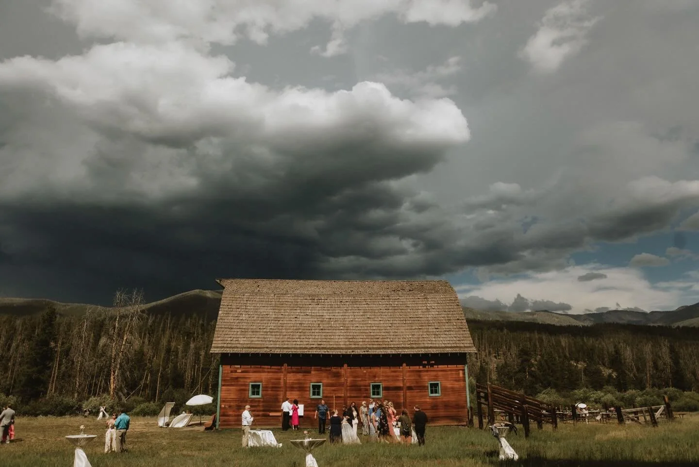 Rain on your wedding day? No problem! It's the perfect excuse to get cozy with your loved ones in the barn. The rain adds a romantic touch to the whole celebration&hellip;.. and it gives me a space to play! Just look at that beautiful contrast!

2nd 
