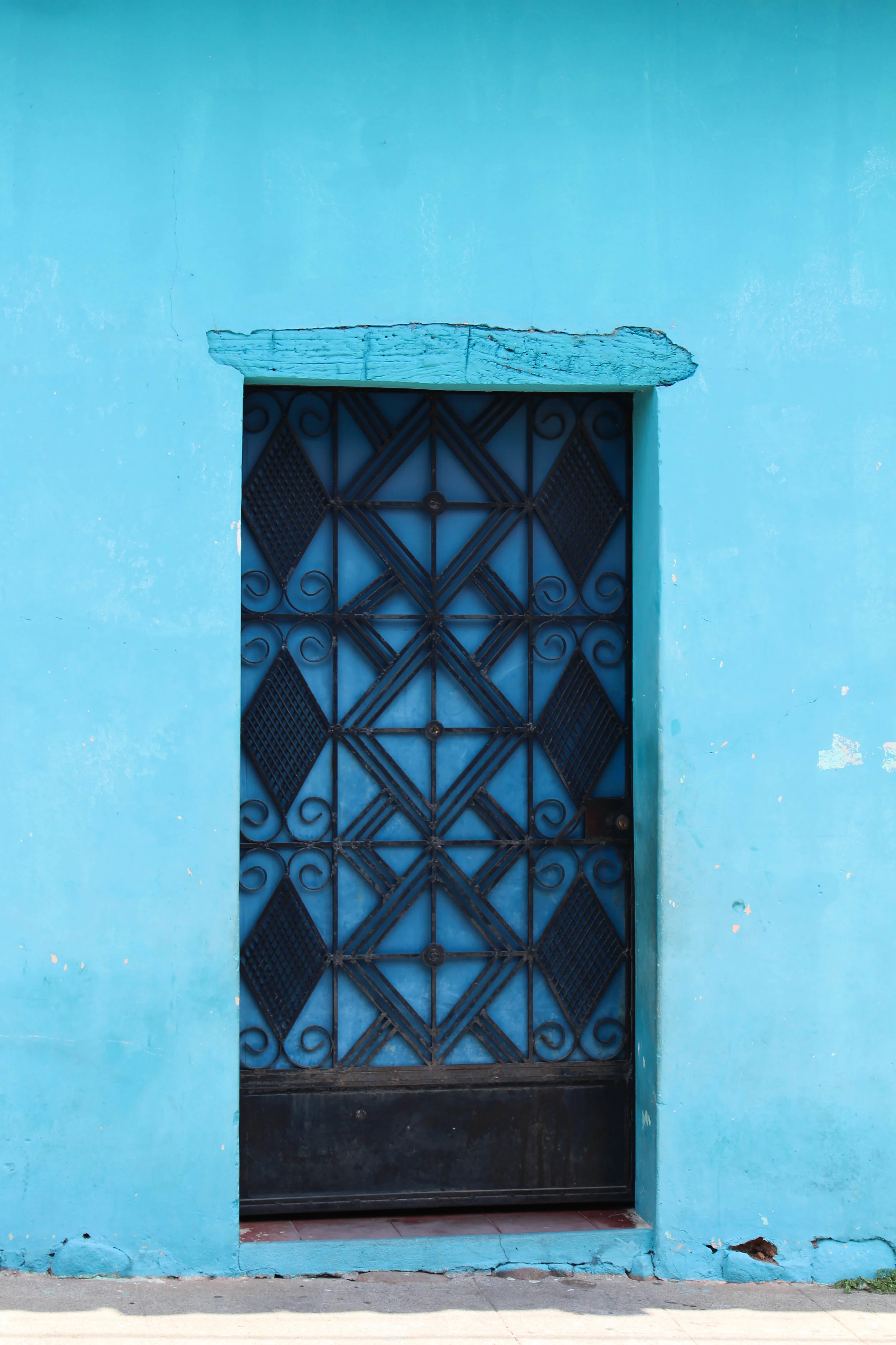 El Salvador- blue door- set size-croped- -NatalieNehlawi.jpg