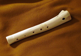 Vædderbensfløjte af Gustaf Alling (Sverige). Rams bone flute by Gustaf Alling (Sweden)