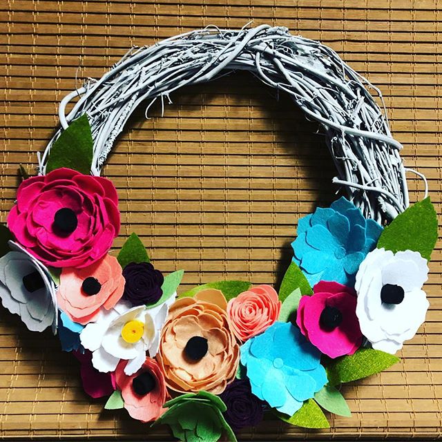 I was determined to use every flower. Every. Single. One. 🌸💐🌺 What decor will you make for spring with your @officialcricut Maker? #gabwithgaby #handmade #diy #floral #flower #felt #imadethis #crafts #hobbies #cricut #decor #wreath #spring #design