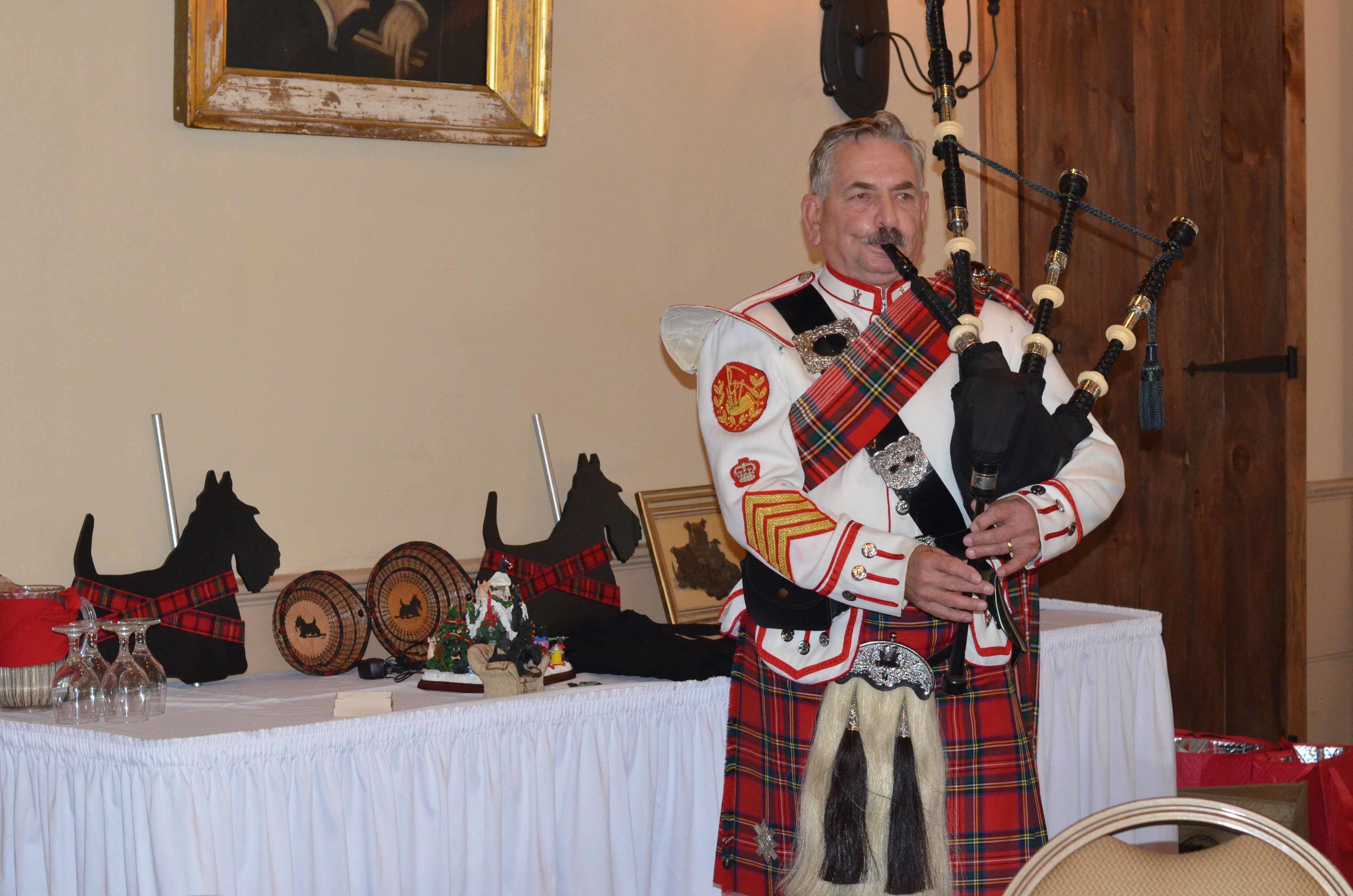 auction table &bagpiper.jpg