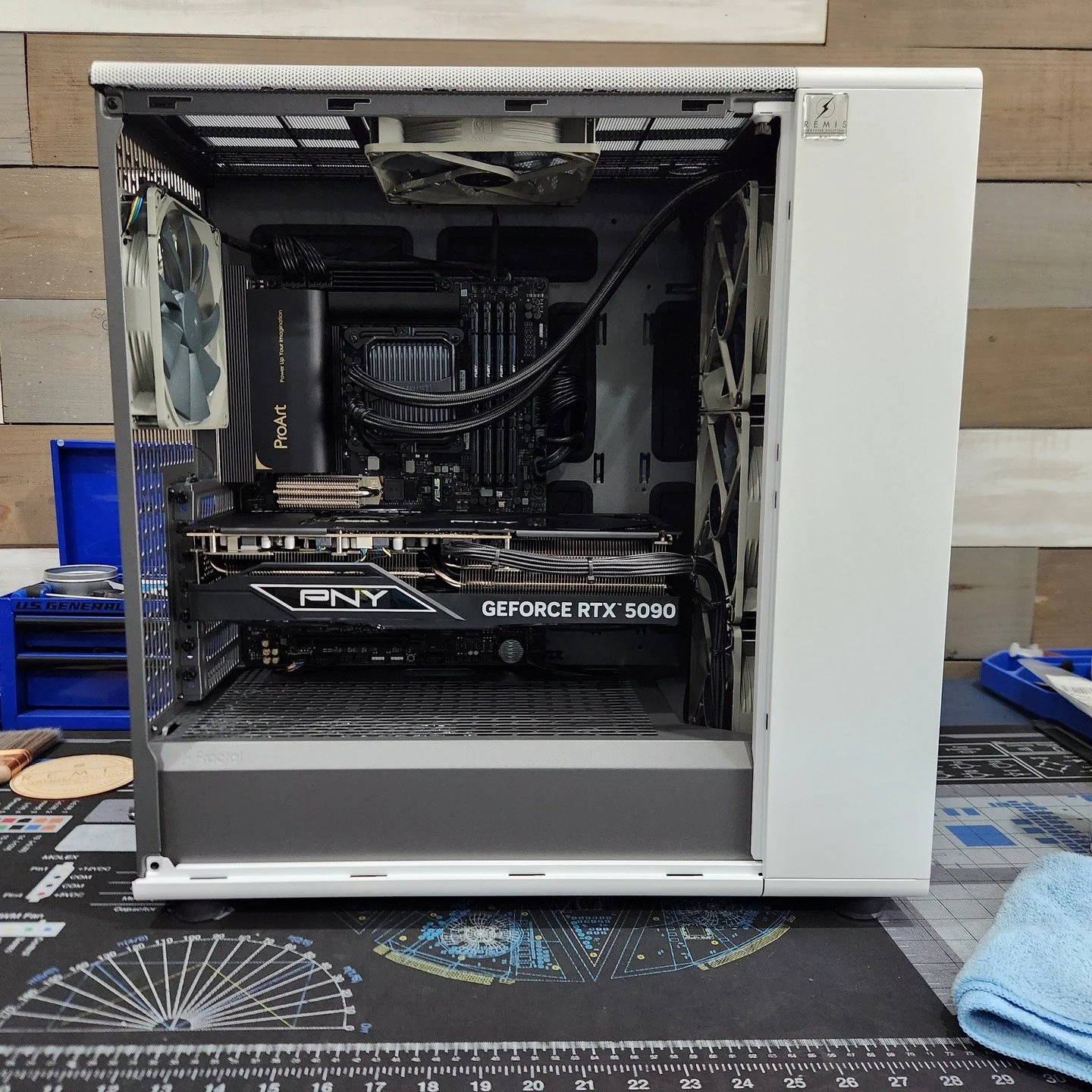 Sharing one of my son's favorite builds of the year, he really loves the @fractalofficial North XL in white and I can't blame him!

This one featuring the mighty @pnytechgaming RTX 5090 32GB video card

#BIM #AEC #Archicad #Revit #Twinmotion #D5rende