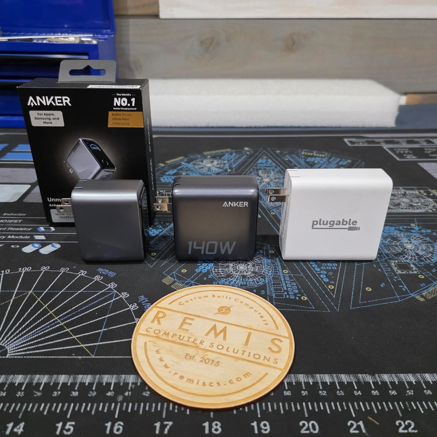 Product validation time!

I&rsquo;m currently testing the 
@anker_official 
 Prime 160W USB-C 3-port charger (small unit on the left) for use with the laptops I provide to clients.

The goal is simple: verify performance and reliability. I already ce