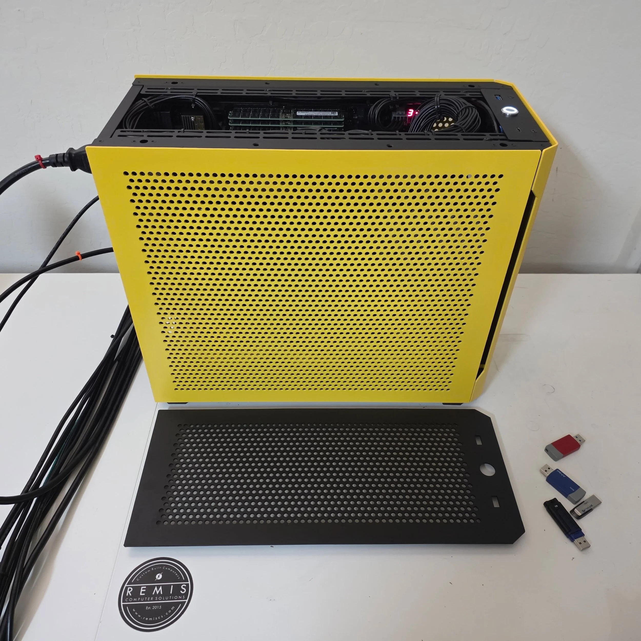 Optimizing a build properly can make or break the overall experience. The @sligercases S640 is quite possibly the smallest chassis capable of fitting a build like this based around the AMD Threadripper Pro and Asus Pro WS WRX90E-SAGE SE motherboard.
