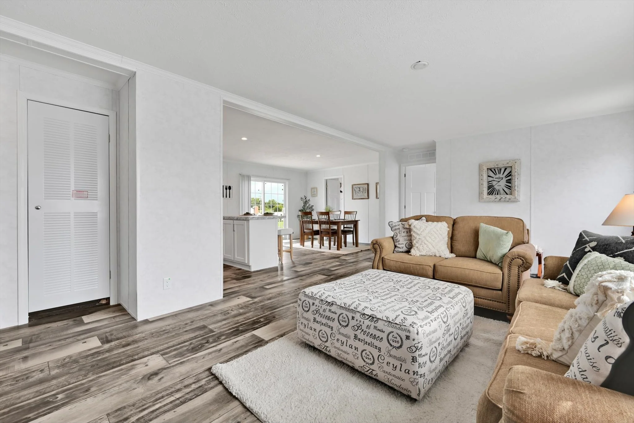 11-Living Room.jpg