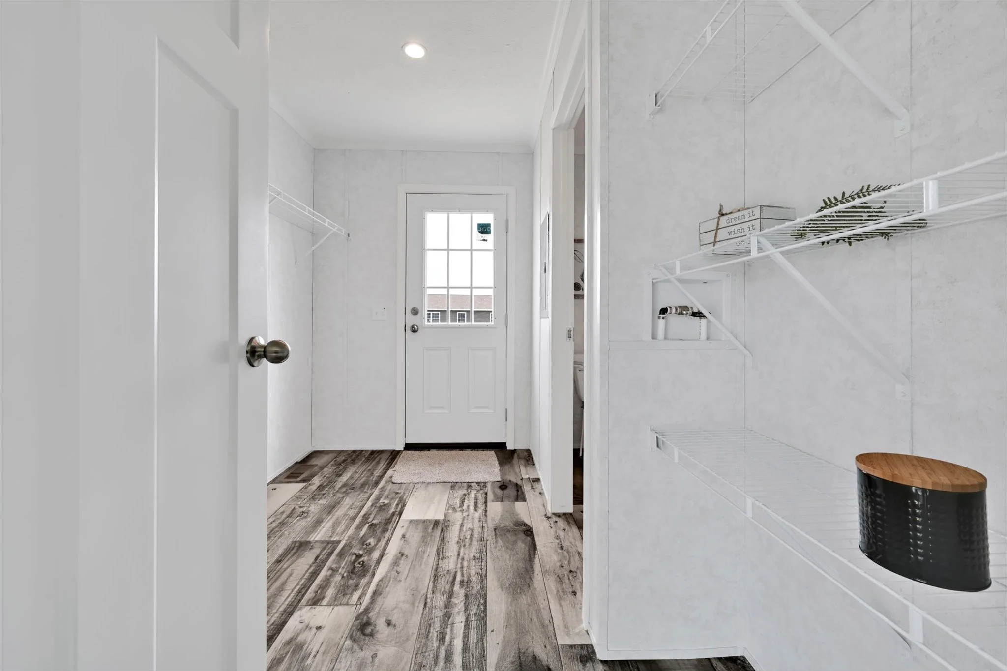 19-Laundry Room.jpg