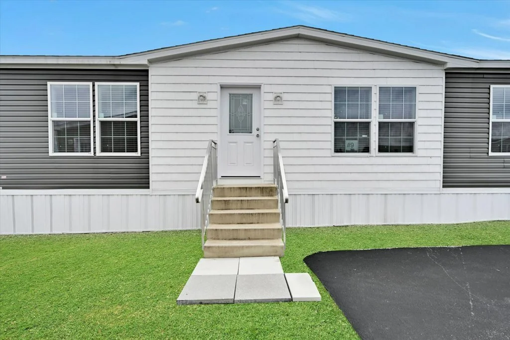007-07-Exterior Front_m.jpg