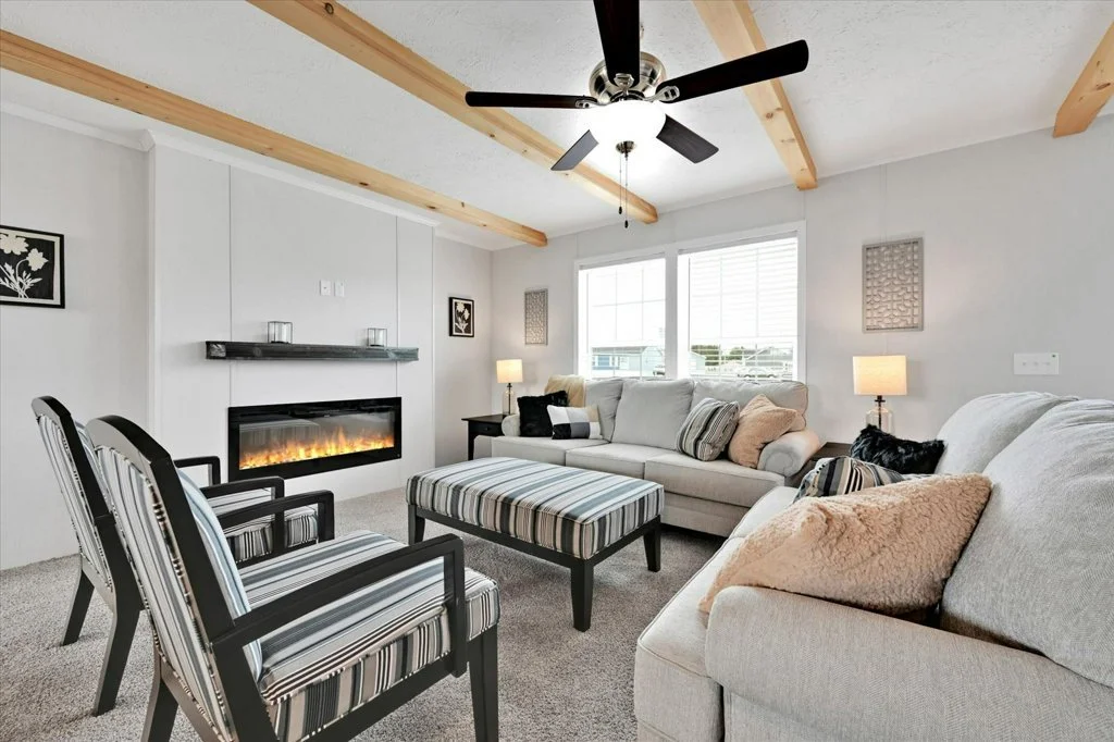 010-10-Living Room_m.jpg