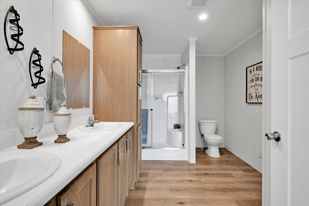 027-27-Primary Bathroom_m.jpg