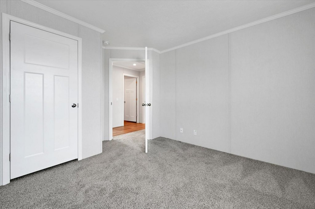 029-29-Bedroom_m.jpg