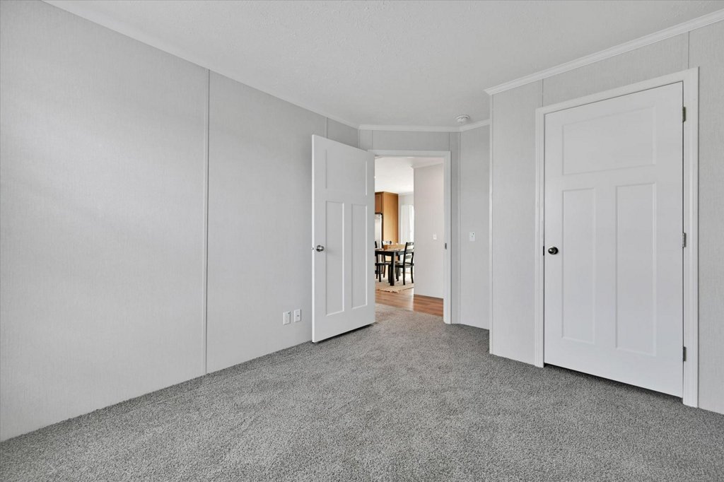 031-31-Bedroom_m.jpg