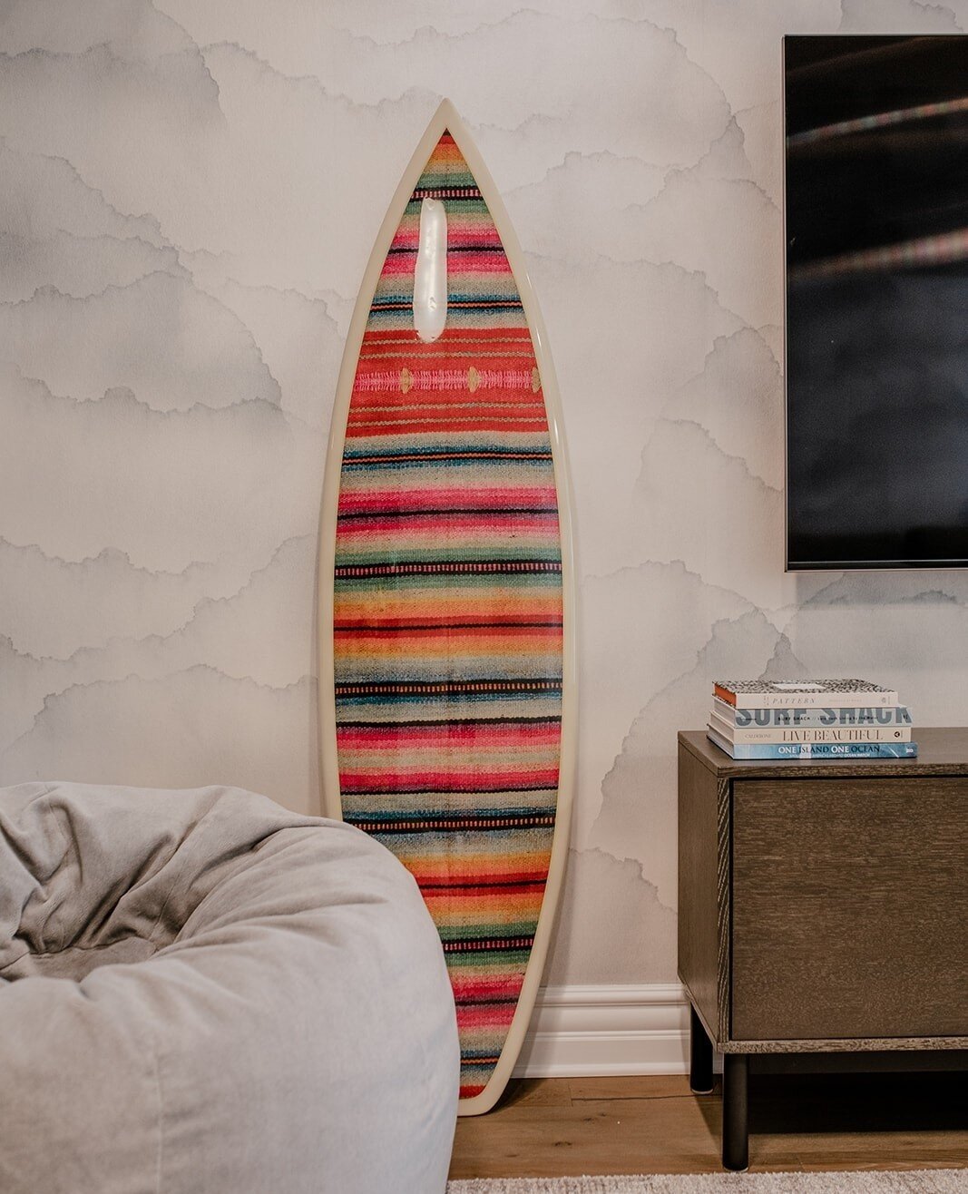 Summer is endless in California. Our long time clients at the &quot;California Oasis&quot; home are art lovers, just like us. The surfboards in this bonus room are shaped by the legendary Gary Linden.⁠
⁠
📸: @marylizomel