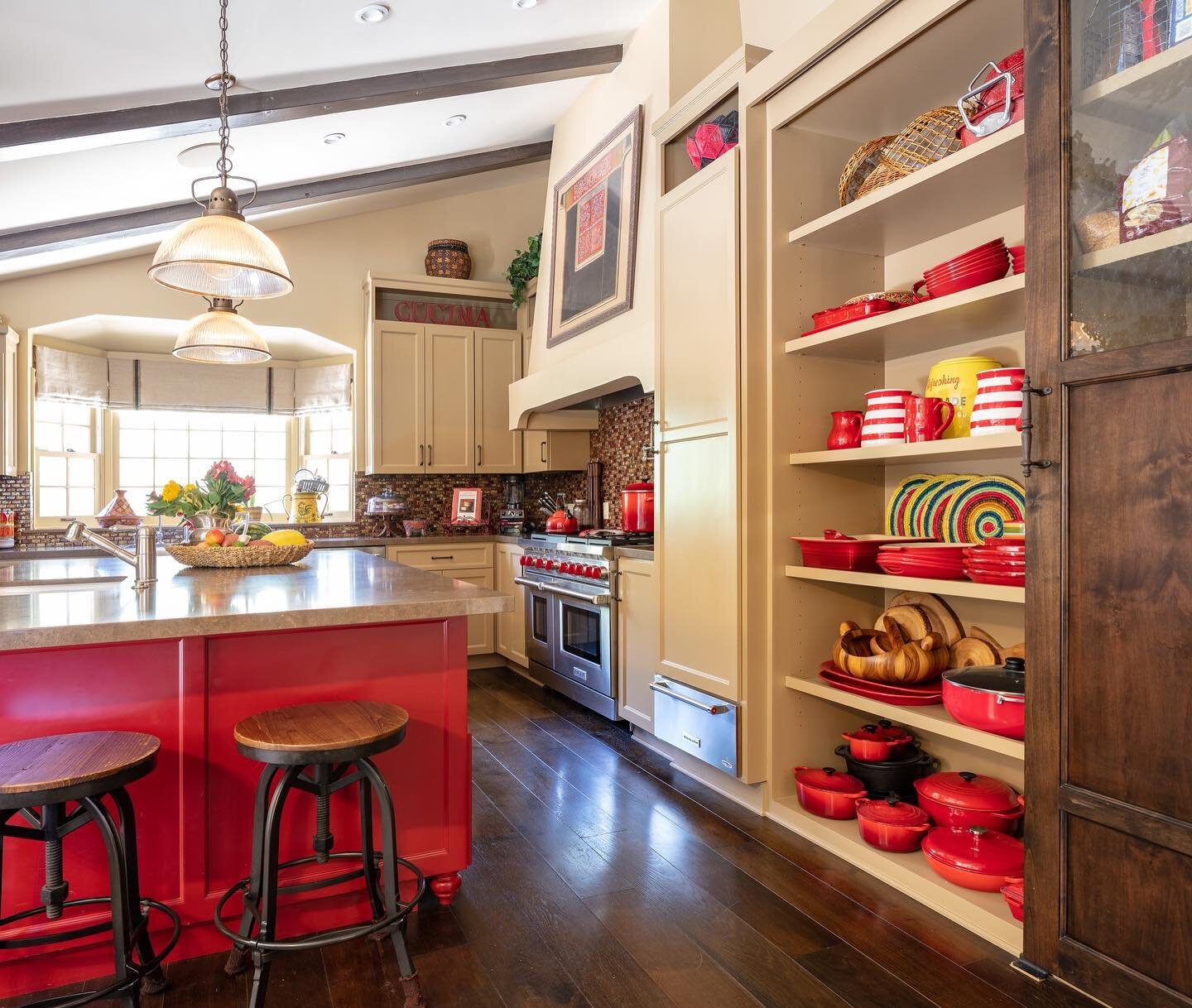 A perfect crimson kitchen for a client in Los Angeles. We love the rich pop that @lecreuset's cerise hued cookware brings to the light flooded space. ⁠⁠
⁠⁠
📸 @michaelraywells