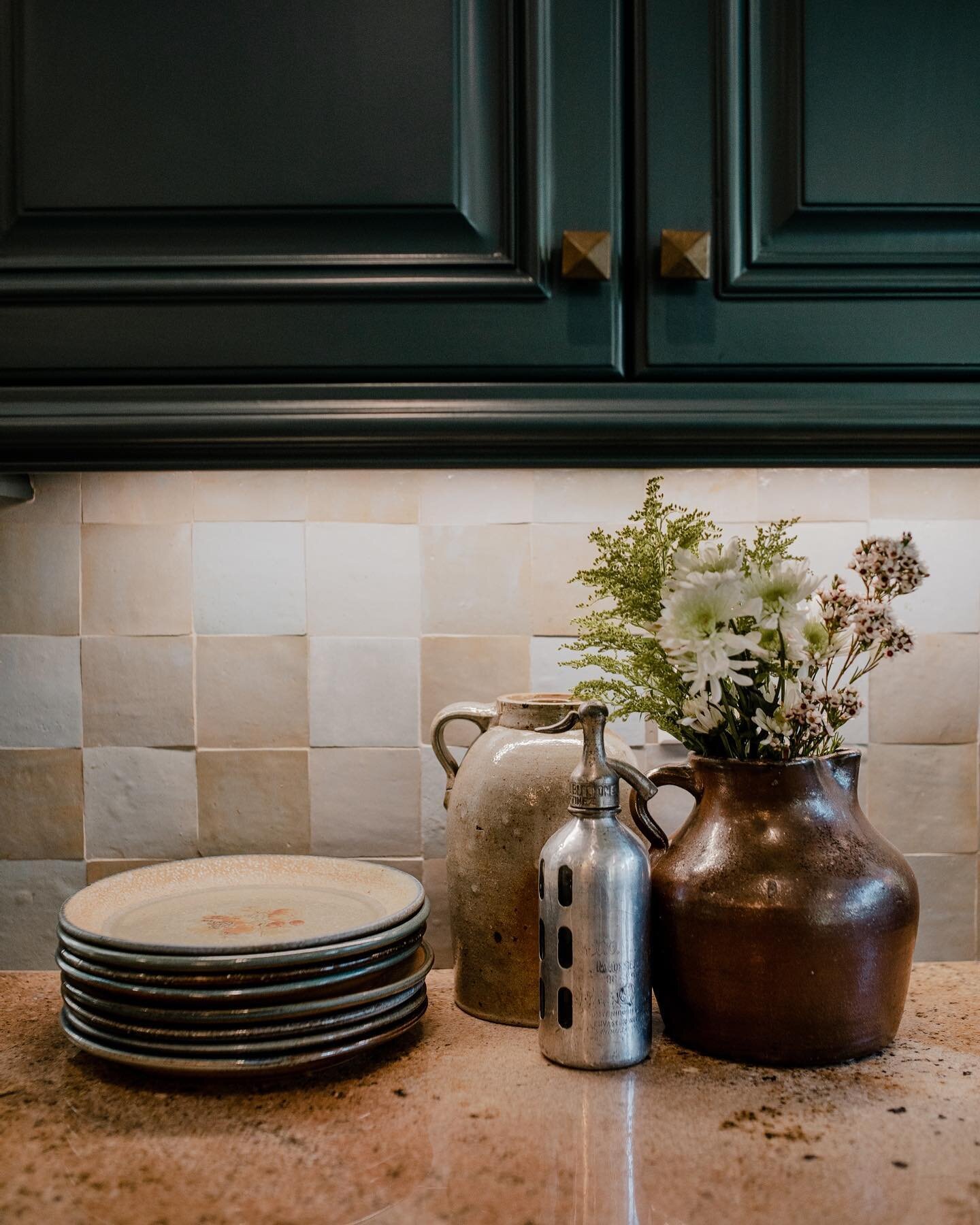 This backsplash from @cletile makes this moody kitchen design perfectly imperfect. ⁠⁠
⁠⁠
📸: @marylizomel