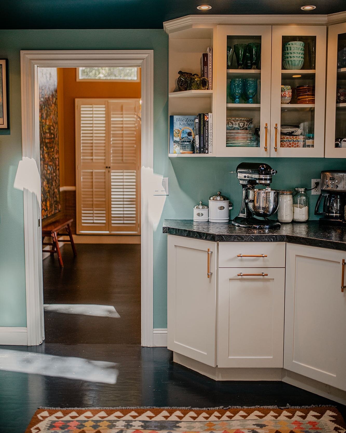 We never tire of blues 🎨.
.
.
📸: @marylizomel 
#lisaqueendesign #kitchendesign #kitchen #bluekitchen #whitekitchen #blueroom #interiordesign #homedesign #homedecor #happyathome #inthekitchen #blackcountertops