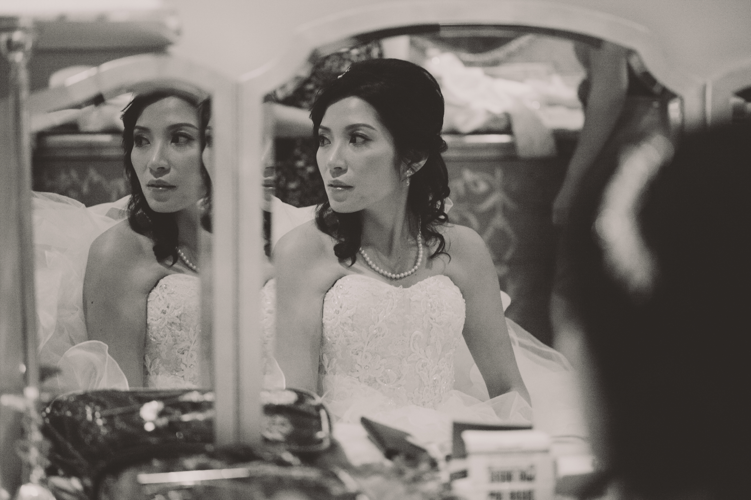 beautiful bride reflection in bridal suite at the inn at new hyde park