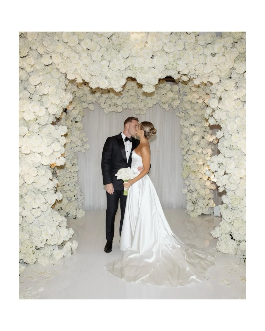 White fluffy flowers, loud love, and a packed dance floor. The kind of night you never want to end 🌹❤️

#brooklynweddingphotographer #luxuryweddings #luxuryweddingphotographer #nycfilmweddingphotographer #bertaweddingdress