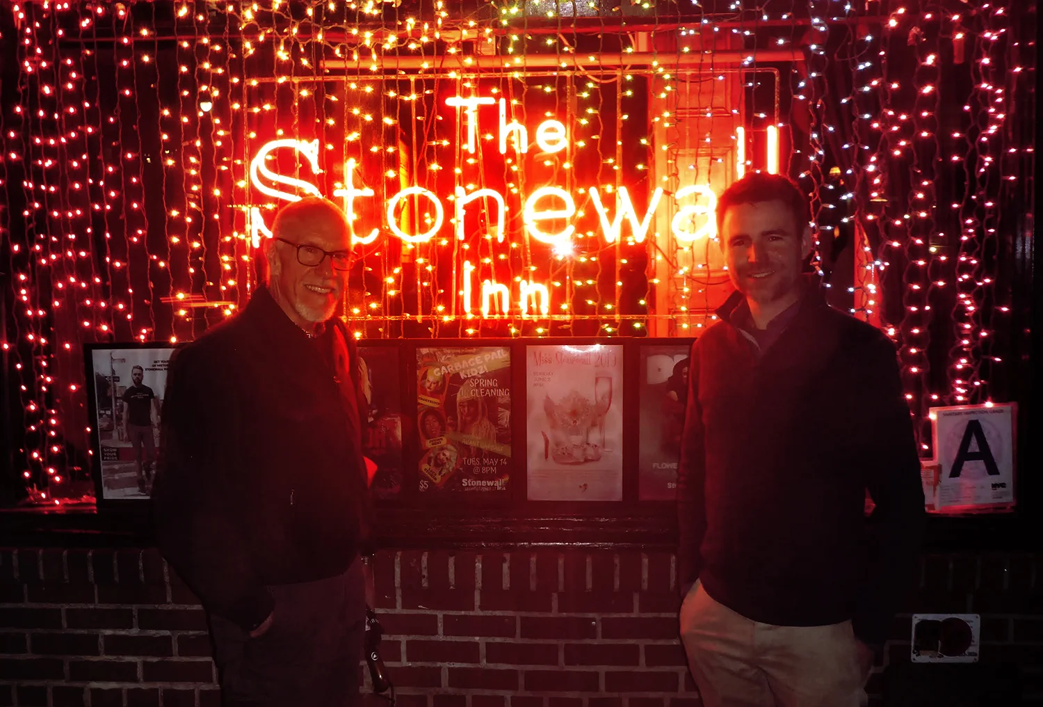 A book like ‘Stonewall’ calls for us to come together and last night, a few blocks away from the historic Stonewall Inn itself, we did just that! Rob Sanders, sharing an evening (and an umbrella) with you— it doesn’t get better. Thanks so much Howar…