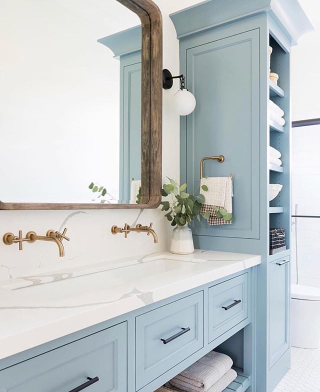 WHAT DO YOU THINK??😃🌊 Mixed Metals and Painted Cabinets.🥰➡️As we&rsquo;re in the house building idea gathering phase, I can&rsquo;t get this beautiful bathroom by @studiomcgee out of my mind!!💙 That blue is perfection!! [Polaris Blue by @benjamin