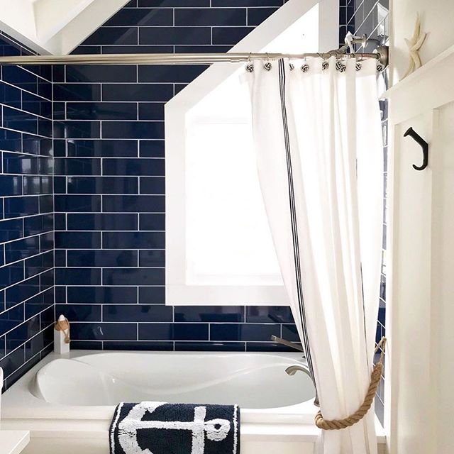 Well....I&rsquo;m slowly getting back into the swing of things after an IG break (I apparently missed an outage?🤷🏼&zwj;♀️😂)and I&rsquo;m greeted with this gorgeous coastal bathroom by @kerripopofprettyblog!😍🌊 Her account is one of my favorites t