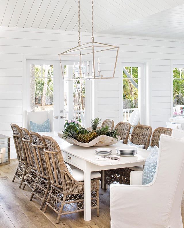 ❤️You won&rsquo;t regret taking a minute to check out @pineapplesdesigngroup #cottageoncabot project!! 🍍🍍🍍 ➡️What do you love most?!⬅️
.
Design: @pineapplesdesigngroup 
Photo: @jessglynnphoto
.
.
.
.
.
#interiordecorating #interiordecor #diningroo