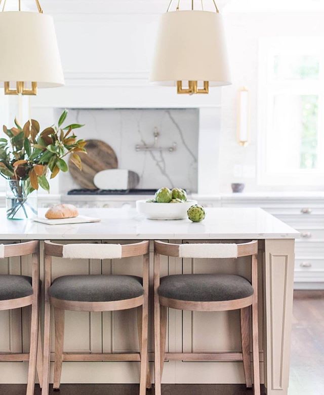 Tap a ❤️ if you love these beautiful kitchen details and design by @whittneyparkinson!💫 Those lights and stone really caught my eye! .
Design: @whittneyparkinson 
Photo: @karissasprinkle 
Construction: @bhowell_design
.
.
.
.
.
#interiordecorating #