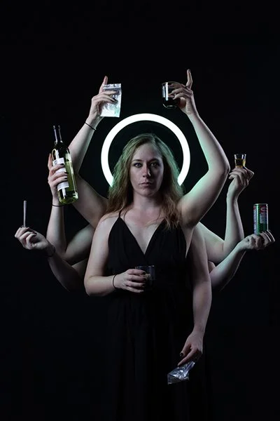 Photomontage einer Heiligenfigur.  Eine junge Frau mit acht Armen. In jeder Hand hält sie ein Glas oder Aufputschmittel.