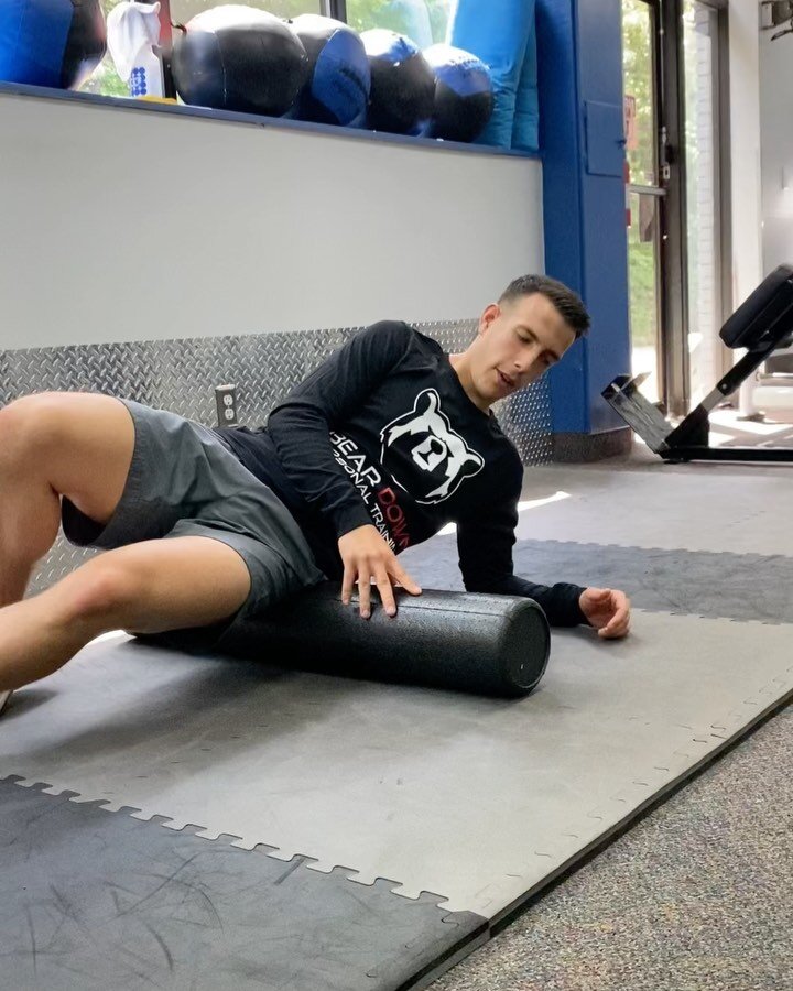 PROPER FOAM ROLLING TECHNIQUE

Foam rolling is one of the most butchered practices in the gym and is often times more ritualistic than results based.

Pro tips are...

1️⃣ Maintain as much contact with the floor as you can

2️⃣ Spend 30 seconds movin