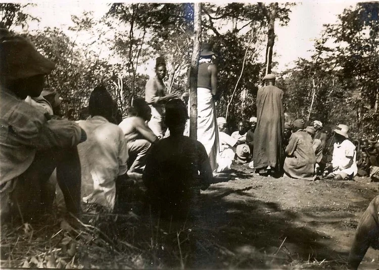 Starting the Ceremonial House. Photos by Mrs Anthea Bush the wife of Ronald Bush the District Commissioner.