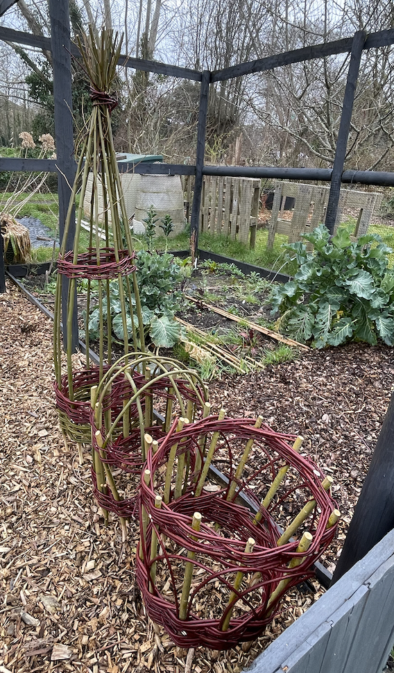 Obelisk and round supports.png