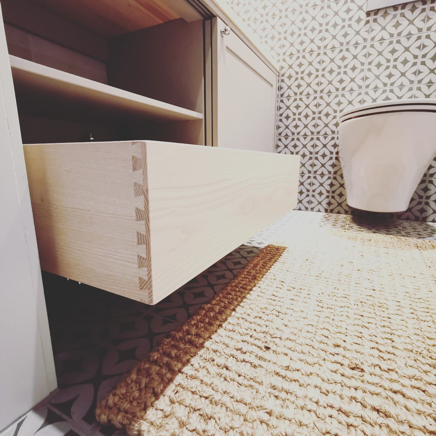 WC kaapiston sis&auml;laatikko.

Massiivisaarni.

#puusepp&auml;turku #m&ouml;bler #inredning #woodworking #kylpyhuoneremontti
#kylpyhuone
#wc
#badrum