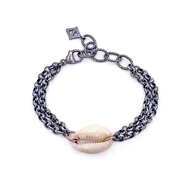 This cowrie shell bracelet has double rolo chains, a touch of 14k gold, and of course my signature logo. It&rsquo;s the perfect everyday summer bracelet. 🧜🏼&zwj;♀️🐚
.
.
.
.
#aprilaultmanjewelry #summerready #everydaybracelet #ruggedelegance #bohol