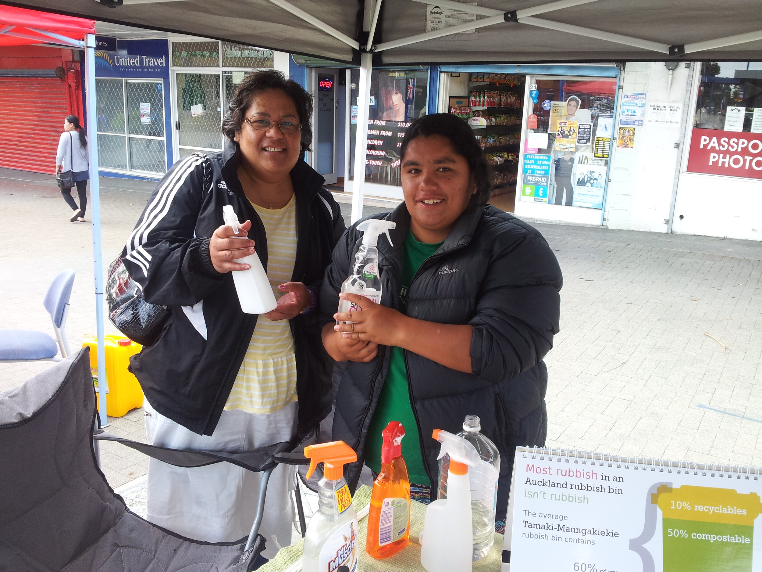  WRAP member Aleena gives out our eco-friendly cleaner spray made from white vinegar, water and lemon oil&nbsp;to a happy market goer at Kulture &amp; Kai Day. 