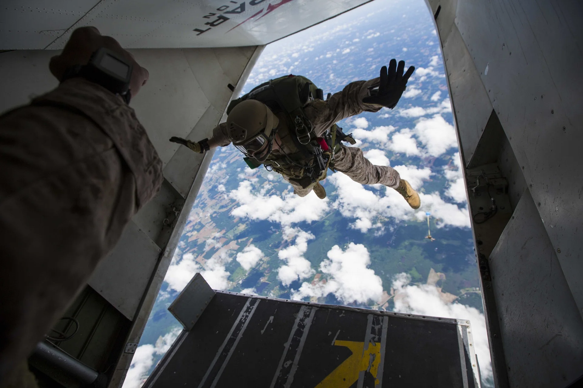 skydiving-811876_1920.jpg