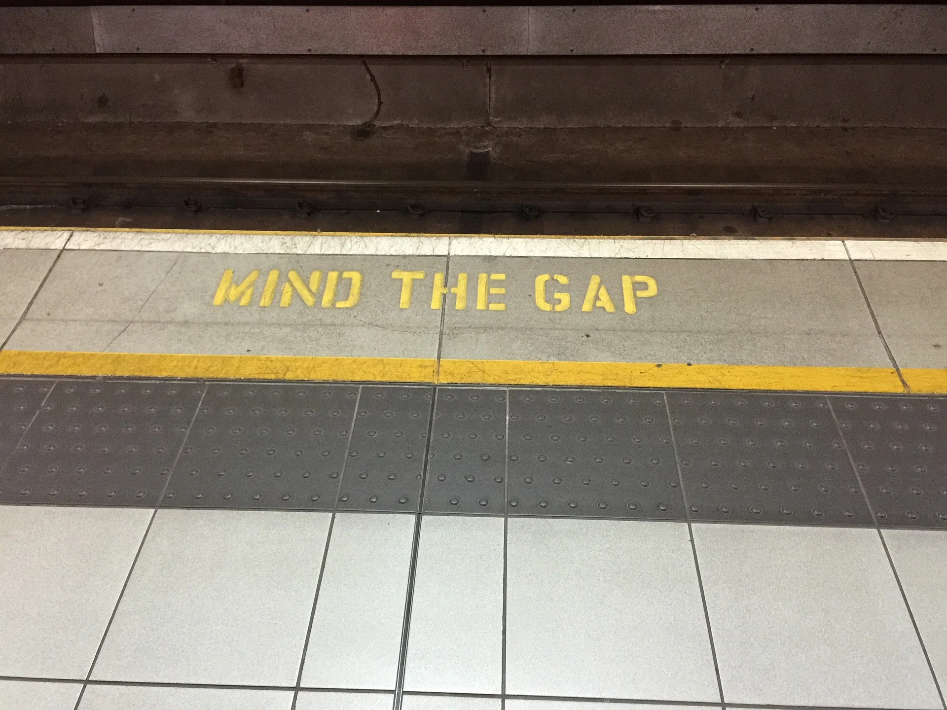mind-the-gap-882368_1920.jpg